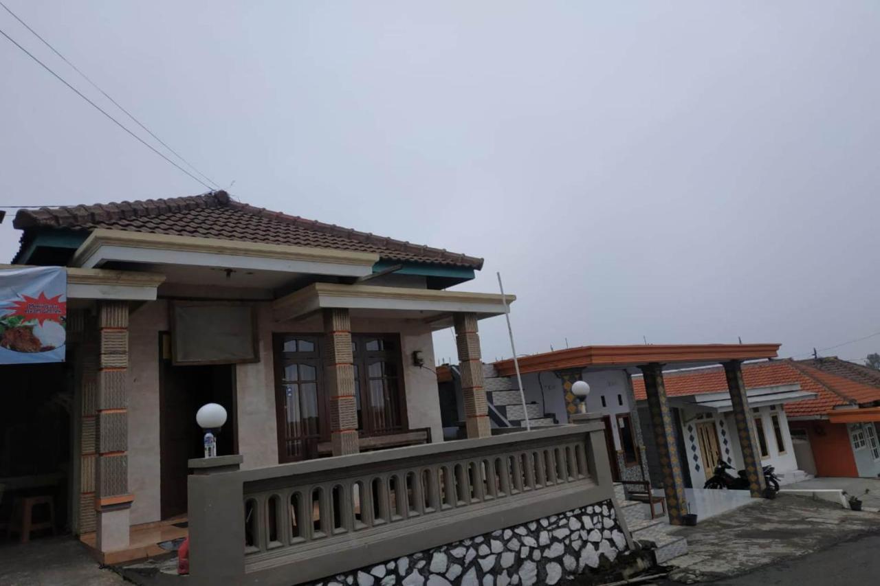 Oyo 90097 Homestay Sinta Ndani Putri Probolinggo Exterior photo