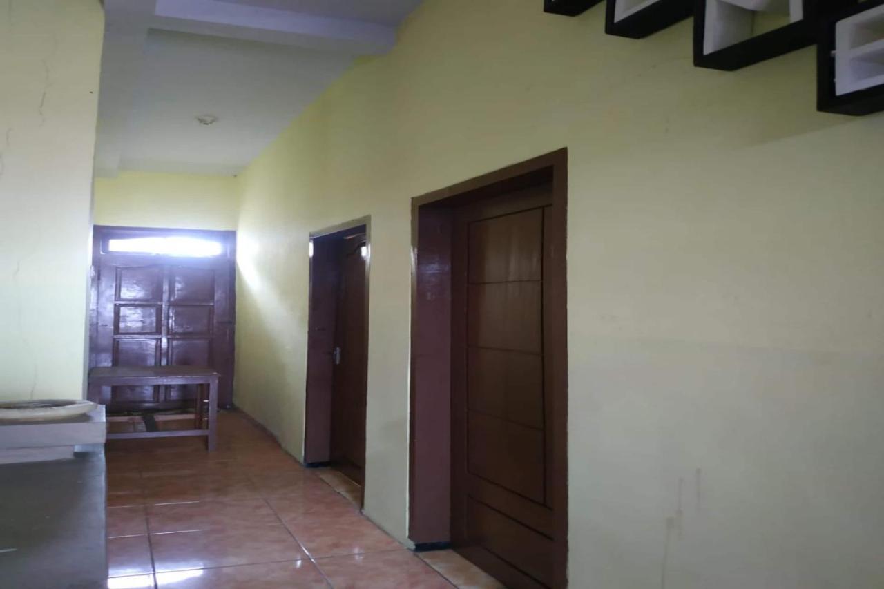 Oyo 90097 Homestay Sinta Ndani Putri Probolinggo Exterior photo